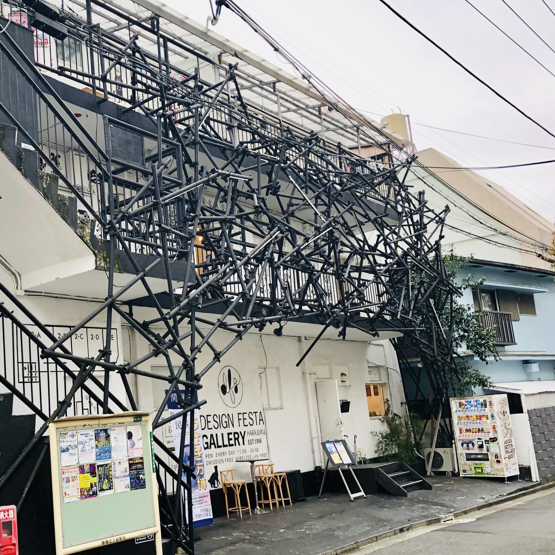 ギャラリーの外観と鉄骨オブジェ