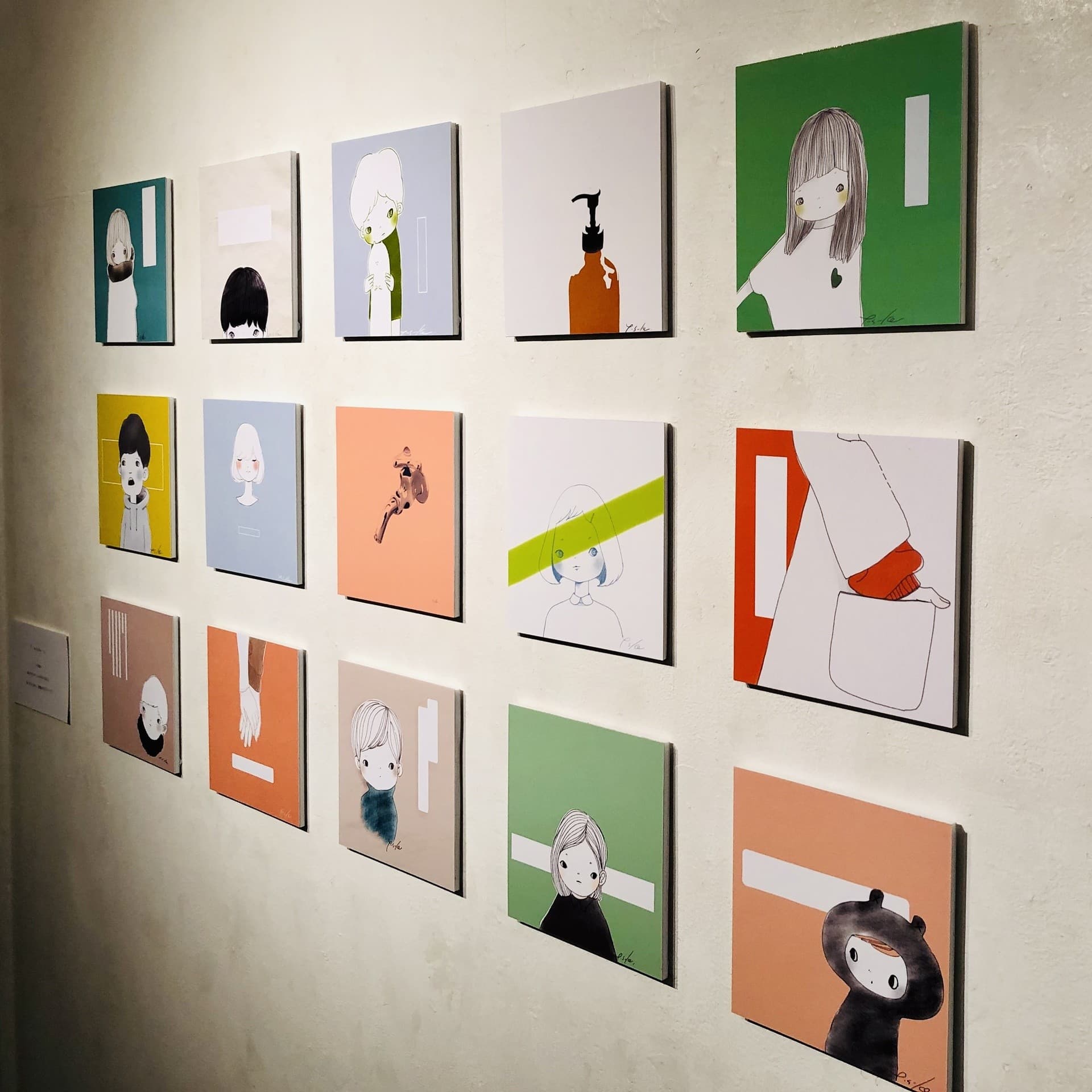 アートギャラリーに並ぶイラスト作品