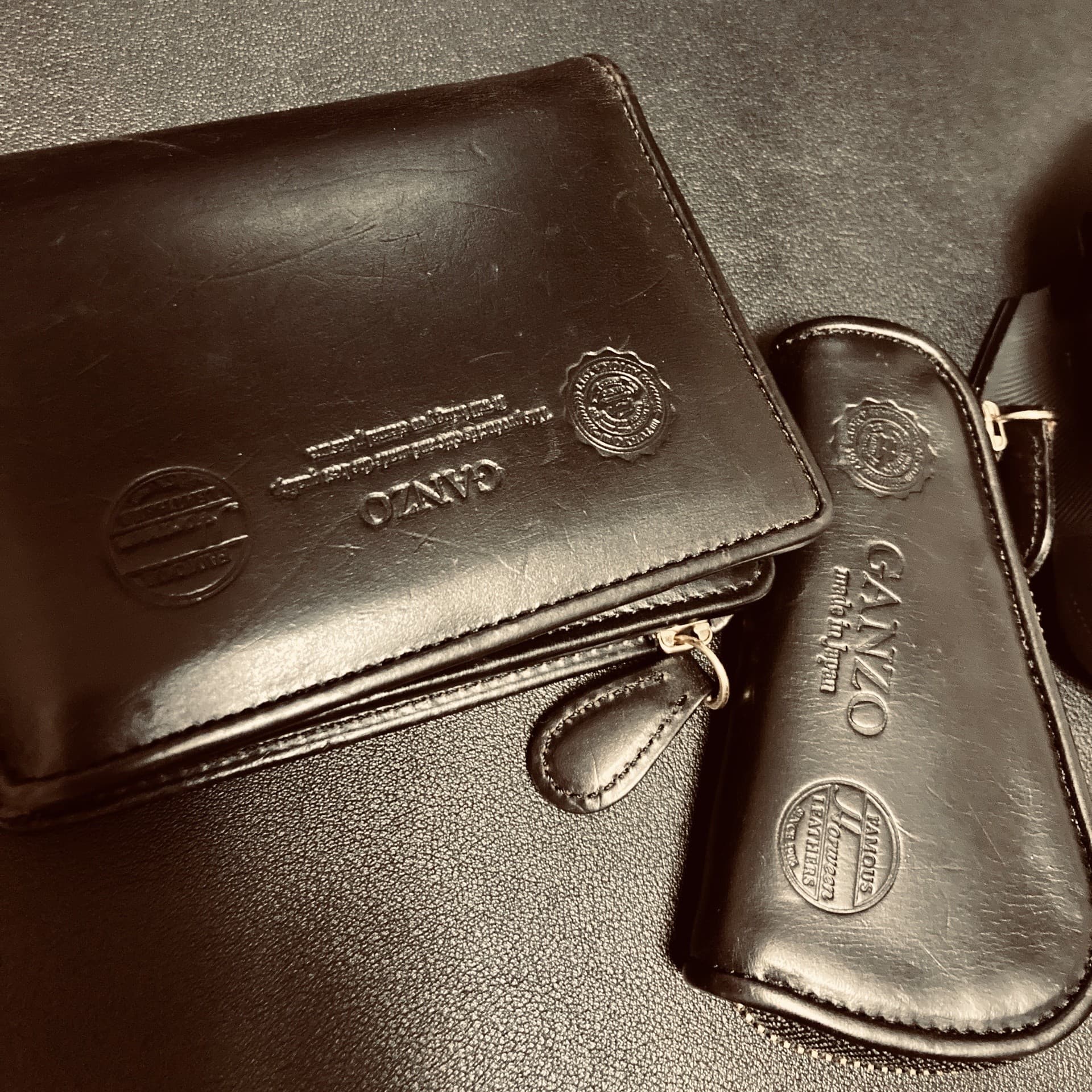 GANZOの黒い革財布とキーケース