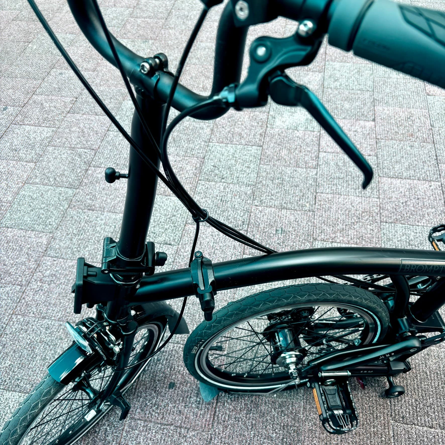 BROMPTONのハンドル周りのアップ