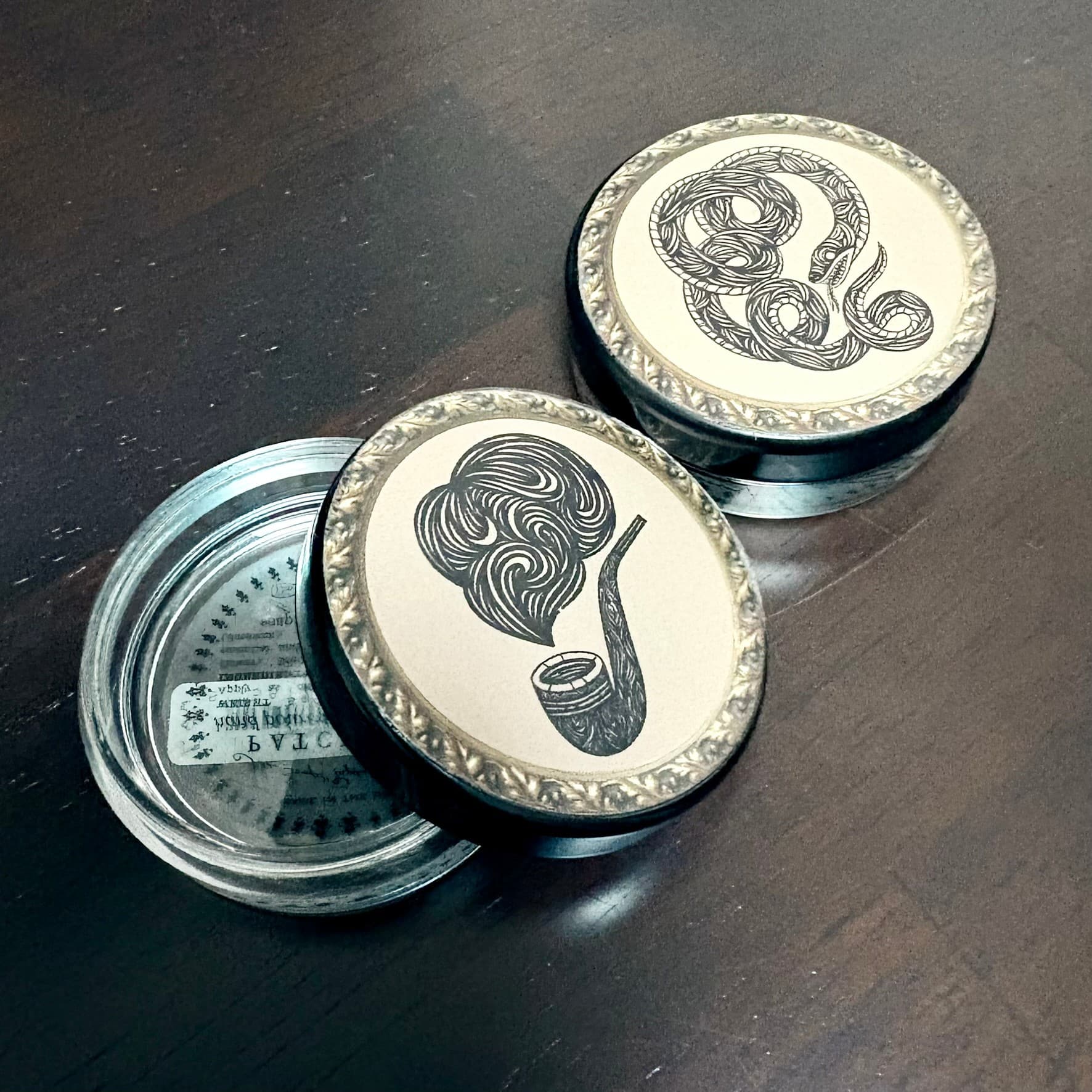 装飾が施された入れ物。練り香水2つ