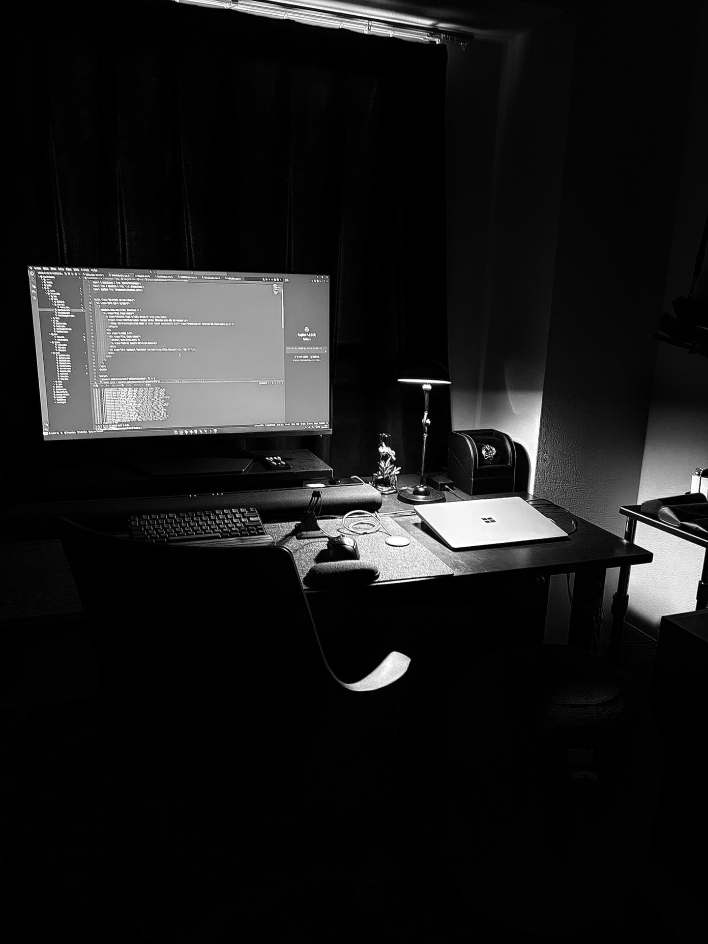 深夜のモノクロPCデスク環境