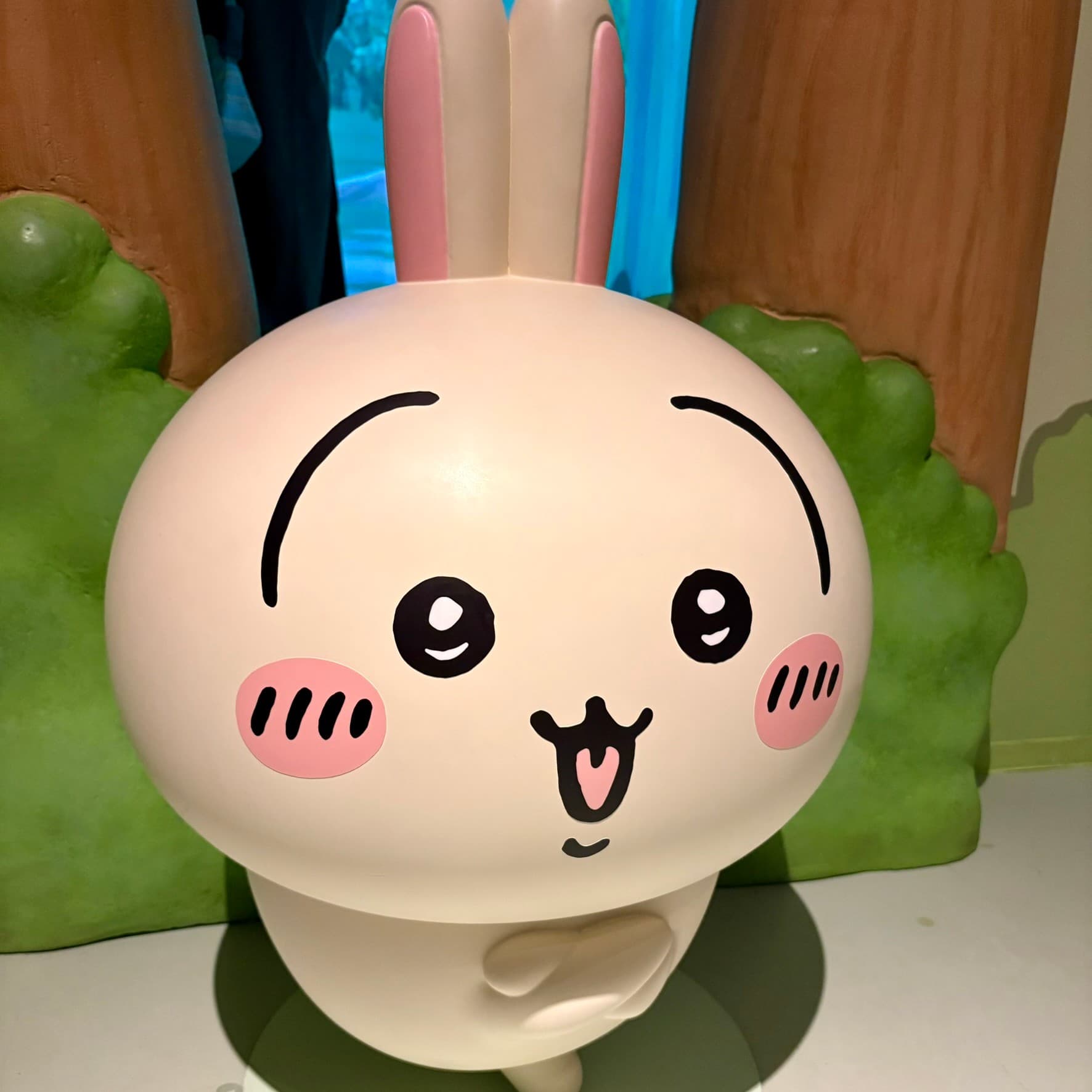 ちいかわのうさぎの大型フィギュア展示